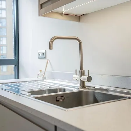 Arena Side Hot Centre - Sleeps 5 Leeds (West Yorkshire)