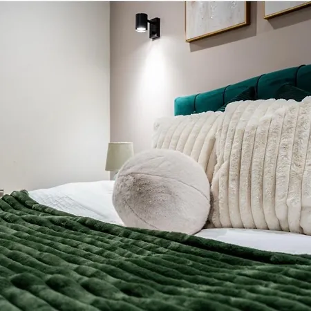 Arena Side Hot Centre - Sleeps 5 Apartment *