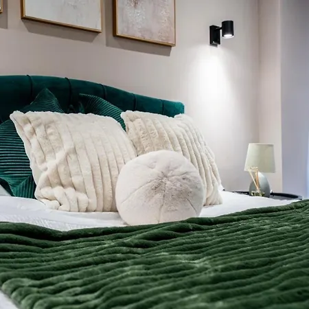 Arena Side Hot Centre - Sleeps 5 *